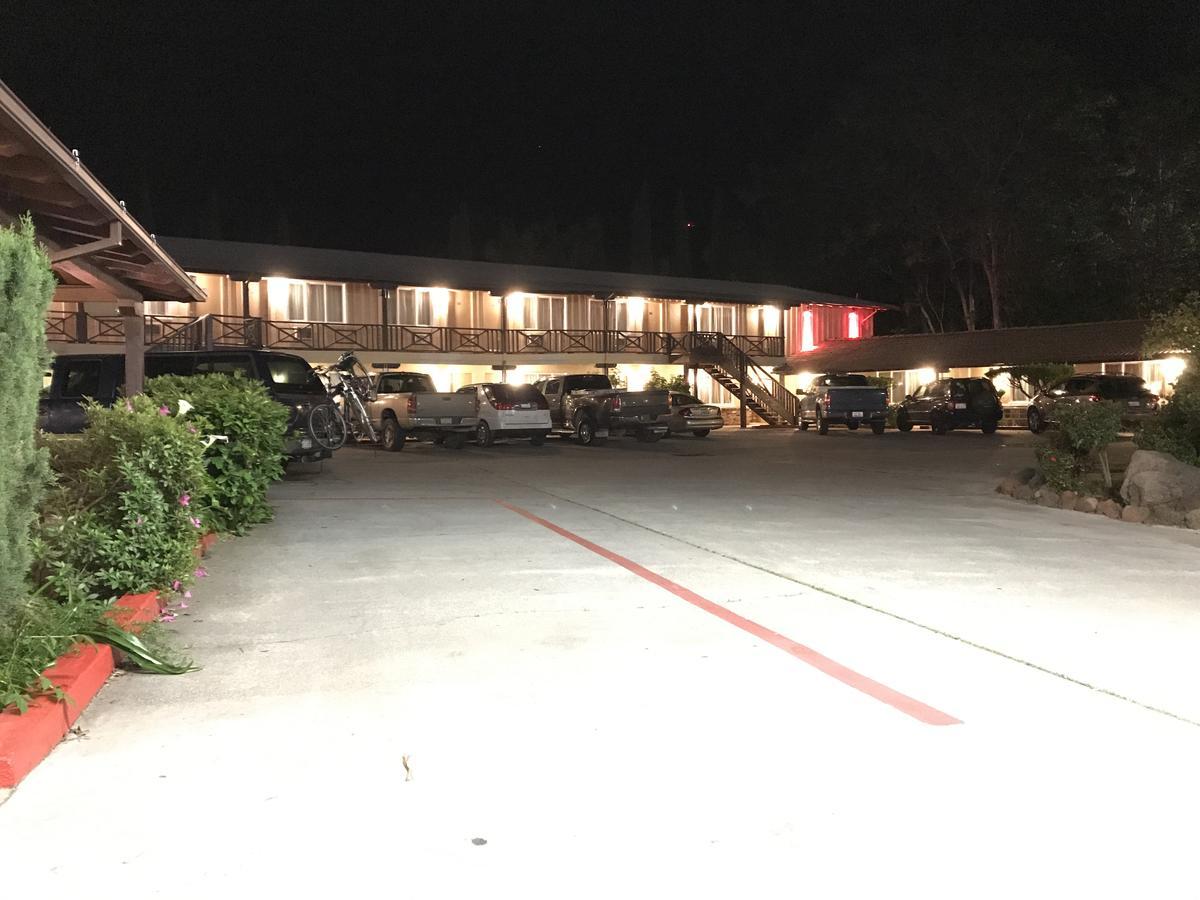 Red Bluff Inn Екстер'єр фото