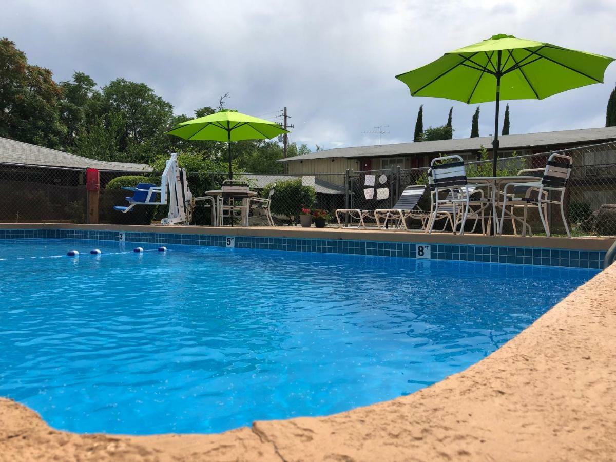 Red Bluff Inn Екстер'єр фото